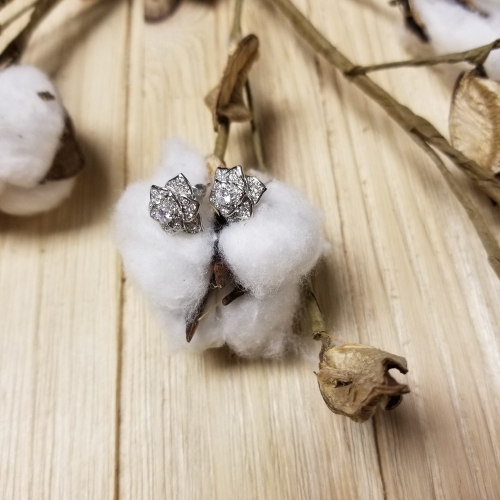 GORGEOUS!! Flower CZ earrings in SILVER - Picture 5 of 10